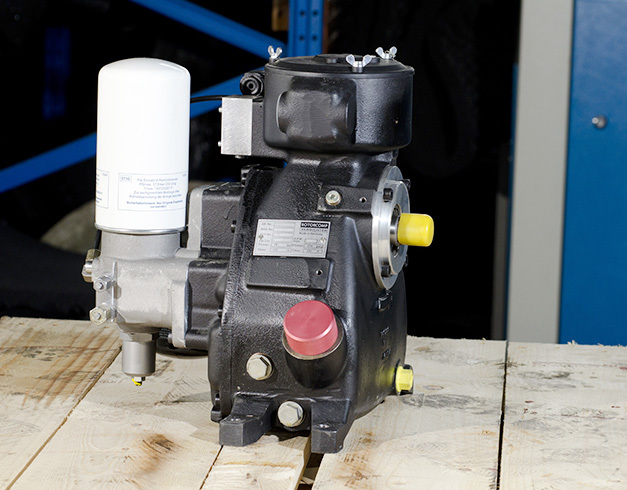 روتورکامپ NK پایان هوا screw compressor unit showing compact design and industrial construction